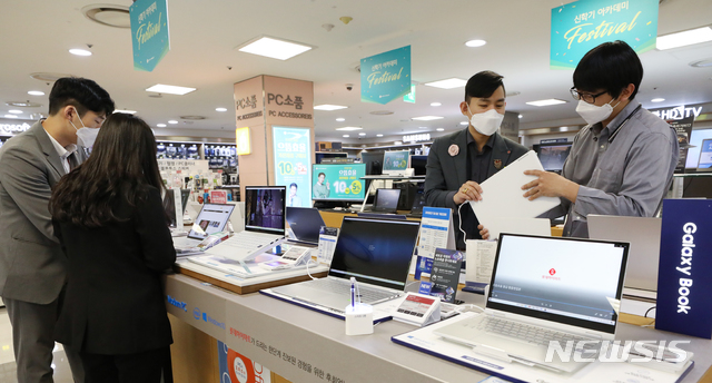 [서울=뉴시스] 조수정 기자 = 신종 코로나 바이러스 감염증(코로나19) 확산 우려로 초중고 온라인 개학이 논의되는 가운데 30일 오전 서울 중구 봉래동 롯데하이마트 롯데마트 서울역점 노트북 PC 매장에서 직원들이 기기 사양 등을 설명해주고 있다. 2020.03.30. chocrystal@newsis.com