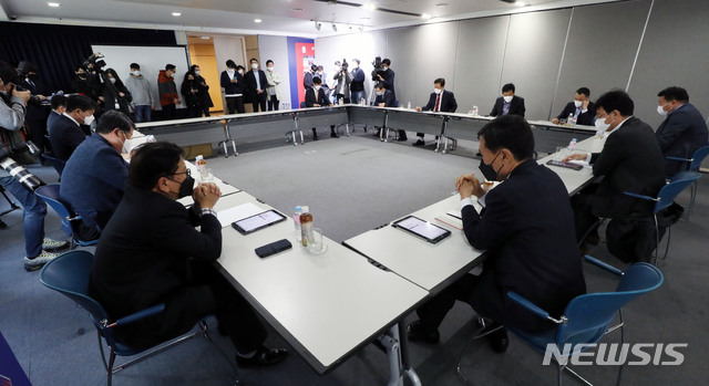 [서울=뉴시스] 박미소 기자 = 30일 오전 서울 종로구 축구회관에서 신종 코로나바이러스 감염증(코로나19) 확산으로 무기한 연기된 프로축구 K리그의 개막 일정을 잡기 위해 열린 'K리그1 구단 대표자 회의'가 열리고 있다.2020.03.30. misocamera@newsis.com