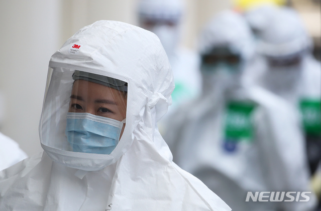 [대구=뉴시스] 이윤청 기자 = 30일 대구 중구 계명대학교 동산병원에서 방호복을 착용한 의료진이 신종 코로나바이러스 감염증(코로나19) 치료 근무교대를 위해 병동으로 향하고 있다. 2020.03.30.&nbsp; radiohead@newsis.com