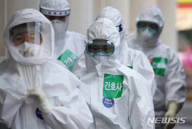 [대구=뉴시스] 이윤청 기자 = 30일 대구 중구 계명대학교 동산병원에서 방호복을 착용한 의료진이 신종 코로나바이러스 감염증(코로나19) 치료 근무교대를 위해 병동으로 향하고 있다. 2020.03.30. radiohead@newsis.com