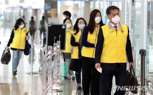 [인천공항=뉴시스]최진석 기자 = 송세원 여권과장을 팀장으로 하는 외교부 신속대응팀이 30일 인천국제공항 제2여객터미널에서 이탈리아로 출국하고 있다. 2020.03.30. myjs@newsis.com