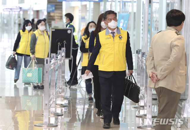 [인천공항=뉴시스]최진석 기자 = 송세원 여권과장을 팀장으로 하는 외교부 신속대응팀이 30일 인천국제공항 제2여객터미널에서 이탈리아로 출국하고 있다. 외교부 신속대응팀은 이탈리아 밀라노에서 전세기를 통해 신종 코로나바이러스 감염증(코로나19) 여파로 발이 묶였던 우리 교민 등을 태우고 귀국할 예정이다. 2020.03.30. myjs@newsis.com