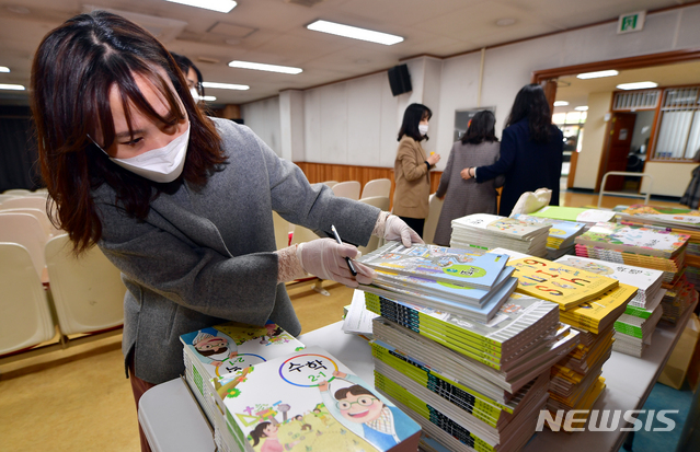 [광주=뉴시스] 류형근 기자 = 신종 코로나 바이러스 감염증(코로나19)이 지속되고 있는 가운데 30일 오전 광주 서구 광천초등학교에서 교사들이 교재 배포를 준비하고 있다. 2020.03.30.  hgryu77@newsis.com