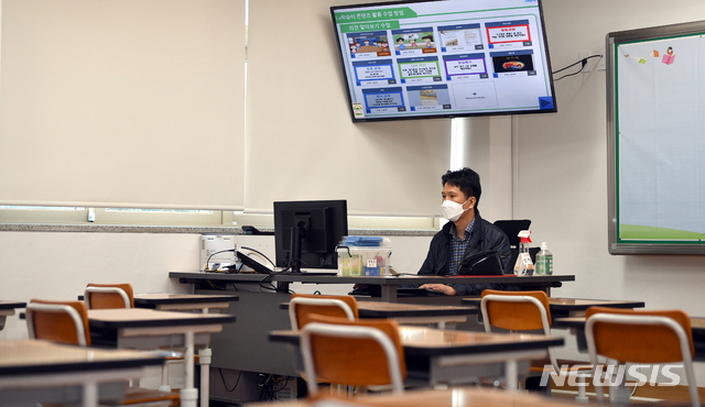 [광주=뉴시스] 류형근 기자 = 신종 코로나 바이러스 감염증(코로나19)이 지속되고 있는 가운데 30일 오전 광주 서구 광천초등학교 교실에서 교사가 온라인 개학을 염두해두고 수업을 준비하고 있다. 2020.03.30. hgryu77@newsis.com
