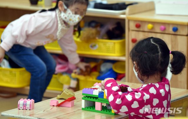 [광주=뉴시스] 류형근 기자 = 신종 코로나 바이러스 감염증(코로나19)로 개학이 연기된 가운데 지난달 광주 한 유치원 돌봄교실에서 어린이들이 서로 떨어져 놀고 있다. <기사내용과 직접적인 연관은 없습니다.> 2020.03.30. hgryu77@newsis.com