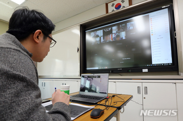 [세종=뉴시스]강종민 기자 = 초등학교와 중학교, 고등학교의 추가 개학 연기 여부가 31일 발표될 것으로 알려진 30일 오후 세종시 다정동의 한 초등학교에서 선생님이 집에 있는 학생들과 온라인 원격수업을 테스트 하고 있다. 2020.03.30.&nbsp; ppkjm@newsis.com