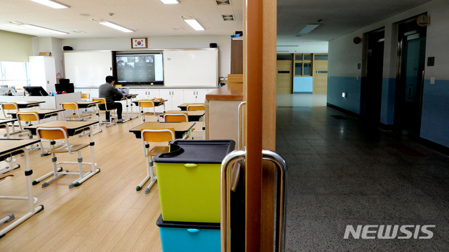 [세종=뉴시스]강종민 기자 = 초등학교와 중학교, 고등학교의 추가 개학 연기 여부가 31일 발표될 것으로 알려진 30일 오후 세종시 다정동의 한 초등학교에서 선생님이 집에 있는 학생들과 온라인 원격수업을 테스트 하고 있다. 2020.03.30.  ppkjm@newsis.com