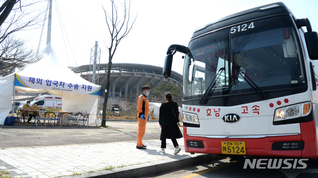 [전주=뉴시스] 김얼 기자 = 전라북도 재난안전대책본부 관계자들은 30일 전북 전주시 전주월드컵경기장 일원에 해외 입국자 수송 지원 천막을 설치하고 인천국제공항에서 출발해 전주로 도착한 리무진 버스 승객들을 대상으로 이후 이동 경로와 증상 등을 확인하며 신종 코로나바이러스 감염증(코로나19)의 확산 방지에 철저하게 힘쓰고 있다. 2020.03.30.pmkeul@newsis.com