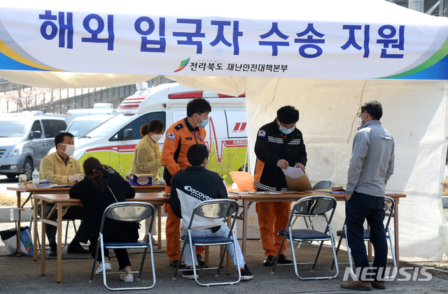 [전주=뉴시스] 김얼 기자 = 전라북도 재난안전대책본부 관계자들은 30일 전북 전주시 전주월드컵경기장 일원에 해외 입국자 수송 지원 천막을 설치하고 인천국제공항에서 출발해 전주로 도착한 리무진 버스 승객들을 대상으로 이후 이동 경로와 증상 등을 확인하며 신종 코로나바이러스 감염증(코로나19)의 확산 방지에 철저하게 힘쓰고 있다. 2020.03.30.pmkeul@newsis.com