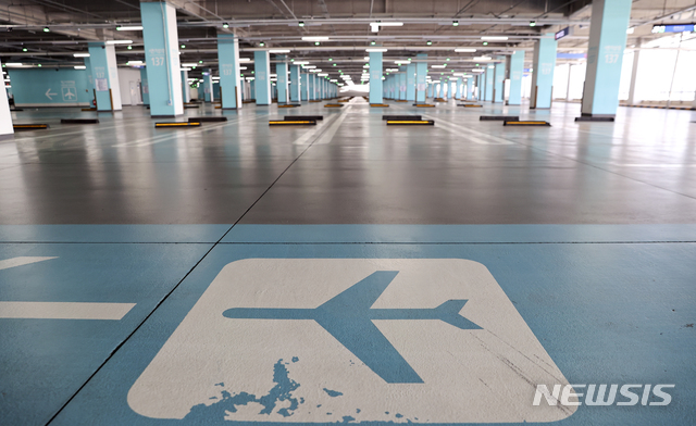 [인천공항=뉴시스]최진석 기자 = 신종 코로나바이러스 감염증(코로나19)의 확산으로 공항 이용객이 급격히 감소한 지난달 30일 인천국제공항 2터미널 주차장이 한산한 모습을 보이고 있다. 2020.04.07. myjs@newsis.com