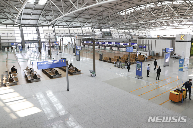 [인천공항=뉴시스]최진석 기자 = 신종 코로나바이러스 감염증(코로나19)의 확산으로 공항 이용객이 감소한 지난달 30일 인천국제공항 1터미널 출국장이 한산한 모습을 보이고 있다. 2020.03.30. myjs@newsis.com