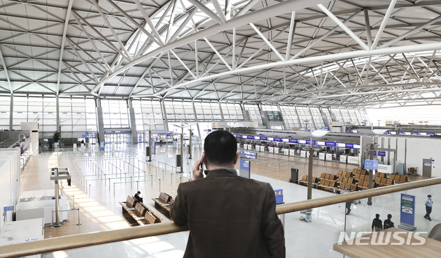 [인천공항=뉴시스]최진석 기자 = 신종 코로나바이러스 감염증(코로나19)의 확산으로 공항 이용객이 감소한 30일 인천국제공항 1터미널 출국장이 한산한 모습을 보이고 있다. 2020.03.30.&nbsp; myjs@newsis.com