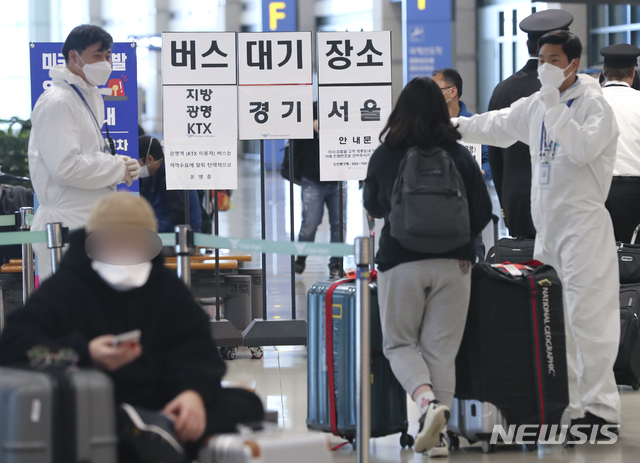 [인천공항=뉴시스]최진석 기자 = 해외에서 입국자 중에 신종 코로나바이러스 감염증(코로나19) 확진자가 늘고 있는 30일 오후 인천국제공항 1터미널 입국장에서 입국자들이 교통 관련 안내를 받고 있다.이날 정은경 질병관리본부 중앙방역대책본부장은 정례브리핑을 통해 "최근에는 공항에서 유증상자에 대한 신고가 한 300~350건 정도"라고 말하며 "그 중 20~30명 정도가 확진이 되고 있는 상황"이라고 설명했다. 2020.03.30. myjs@newsis.com