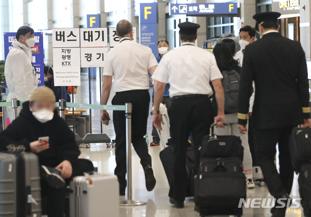 [인천공항=뉴시스]최진석 기자 = 해외에서 입국자 중에 신종 코로나바이러스 감염증(코로나19) 확진자가 늘고 있는 30일 오후 인천국제공항 1터미널 입국장에서 외국 항공사 직원들이 이동하고 있다.이날 정은경 질병관리본부 중앙방역대책본부장은 정례브리핑을 통해 "최근에는 공항에서 유증상자에 대한 신고가 한 300~350건 정도"라고 말하며 "그 중 20~30명 정도가 확진이 되고 있는 상황"이라고 설명했다. 2020.03.30. myjs@newsis.com