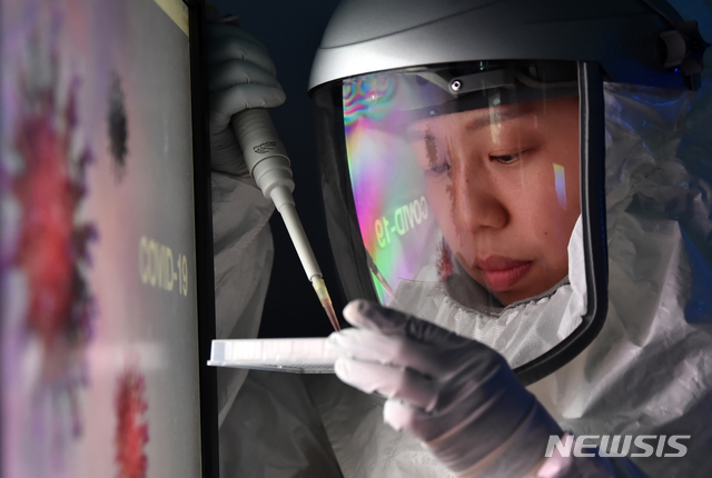 [성남=뉴시스] 김종택 기자 = 지난달 경기 성남시 한국파스퇴르 연구소에서 한 연구원이 신종 코로나바이러스 감염증(코로나19) 치료제 개발을 위한 약물재창출 연구를 진행하고 있다. 2020.03.30.semail3778@naver.com