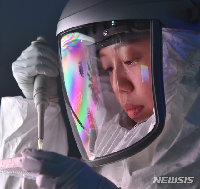 [성남=뉴시스] 김종택 기자 = 신종코로나바이러스 감염증(코로나19) 확산이 장기화되면서 백신 및 치료제 연구개발이 활발히 이뤄지고 있는 가운데 30일 오후 경기 성남시 한국파스퇴르 연구소에서 연구원들이 치료제 개발을 위한 약물재창출 연구를 진행하고 있다. 2020.03.30.semail3778@naver.com