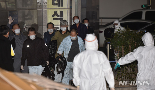 [대구=뉴시스] 이무열 기자 = 30일 오후 신종 코로나바이러스 감염증(코로나19) 신규 확진자 50여 명이 추가로 발생한 대구 달성군 다사읍 제2미주병원에서 상주적십자병원으로 이송되는 환자들이 버스에 탑승하고 있다. 2020.03.30. lmy@newsis.com