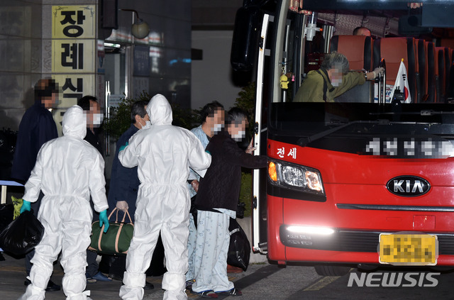 [대구=뉴시스] 이무열 기자 = 30일 오후 신종 코로나바이러스 감염증(코로나19) 신규 확진자 50여 명이 추가로 발생한 대구 달성군 다사읍 제2미주병원에서 상주적십자병원으로 이송되는 환자들이 버스에 탑승하고 있다. 2020.03.30.lmy@newsis.com