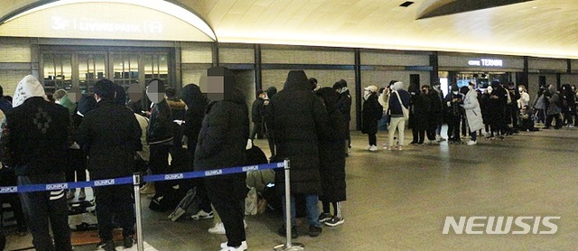 [서울=뉴시스] 지난 20일 서울 용산구 아이파크몰 앞에 닌텐도 '동물의 숲 에디션'을 구입하기 위한 사람들이 몰려 있다. 2020.03.31. (사진= 인터넷 홈페이지 갈무리)