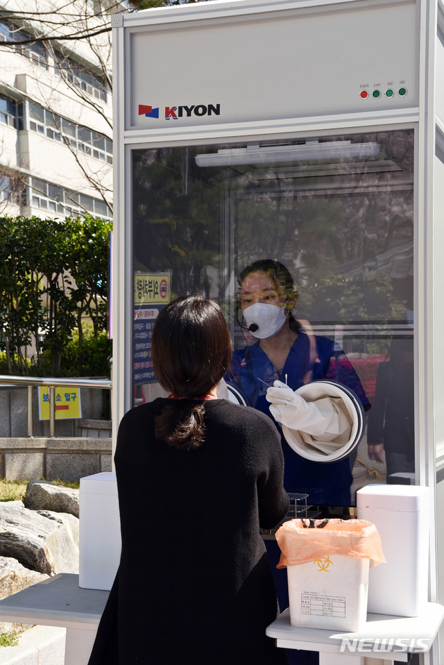 [부산=뉴시스] 부산 남구보건소는 신종코로나바이러스 감염증(코로나19) 선별진료소에 음압과 양압 등 양방향으로 변환이 가능한 양방향 채담부스를 설치했다고 31일 밝혔다. 이 부스는 평소 소규모 실내 검사 시 음압으로 사용해 환자가 부스 안으로 들어가 검체를 채취하는 방식으로 운영되다가, 집단 감염 발생으로 실외 검사가 필요할 때 양압으로 사용해 의료진이 부스로 들어가 검사를 실시하는 방식으로 운영된다. (사진=남구보건소 제공). 2020.03.31.photo@newsis.com  