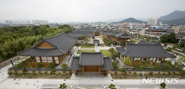 [남원=뉴시스] 한훈 기자 = 전북 남원시는 ㈜이랜드파크와 함께 운영하는 남원예촌(by Kensington)이 제14회 대한민국 서비스만족 '숙박서비스부문;에서 영예의 대상을 수상, 서비스 만족 1위를 달성했다고 31일 밝혔다.(사진=남원시 제공).2020.03.31. photo@newsis.com