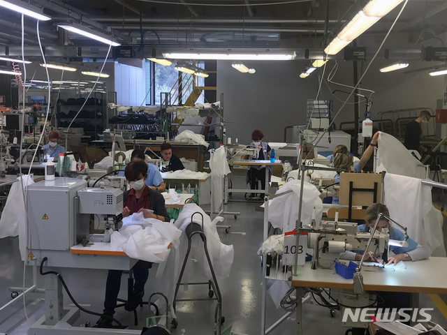 [트렌토=AP/뉴시스] 이탈리아 북부 트렌토에 있는 아르마니 그룹 공장에서 직원들이 작업하고 있다. 자료사진. 2026.04.07