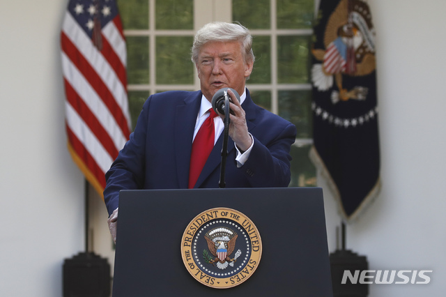 [워싱턴=AP/뉴시스]도널드 트럼프 미국 대통령이 30일(현지시간) 백악관 로즈가든에서 신종 코로나바이러스 감염증(코로나19) 관련 브리핑을 하고 있다. 트럼프 대통령은 이날 폭스뉴스와의 인터뷰에서 낸시 펠로시 하원의장이 트럼프 행정부의 코로나19 대응을 '치명적'이라고 비판한 것에 대해 " 그는 정신병자(sick puppy)다. 문제가 많다"라고 말했다. 2020.03.31. 