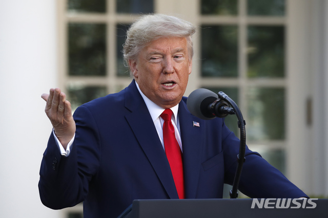 [워싱턴=AP/뉴시스]도널드 트럼프 미국 대통령이 30일(현지시간) 백악관 로즈가든에서 신종 코로나바이러스 감염증(코로나19) 관련 브리핑을 하고 있다. 2020.03.31.