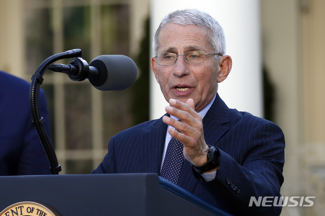 [워싱턴DC=AP/뉴시스] 앤서니 파우치 미국 국립보건원(NIH) 산하 국립알레르기·전염병연구소(NIAID) 소장이 30일(현지시간) 백악관 로즈가든에서 신종 코로나바이러스 감염증(코로나19) 대응 태스크포스(TF) 정례 브리핑에서 발언하고 있다. 파우치 소장은 "가을에 또 다른 코로나바이러스가 발병할 가능성이 있다"고 밝혔다. 2020.3.31.
