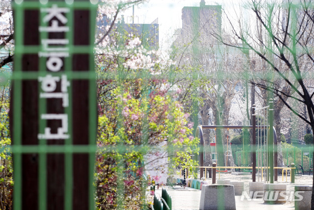 [서울=뉴시스] 박미소 기자 = 서울 종로구의 한 초등학교에 텅 빈 놀이터. 사진은 기사와 무관하다. 2020.03.31.&nbsp; misocamera@newsis.com