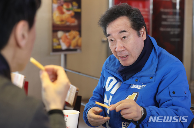[서울=뉴시스] 이영환 기자 = 더불어민주당 종로구 후보인 이낙연 코로나19국난극복위원장이 31일 오전 서울 종로구 창신동의 한 패스트푸드 전문점에서 취재진과 대화를 하고 있다. 2020.03.31.&nbsp;&nbsp; 20hwan@newsis.com