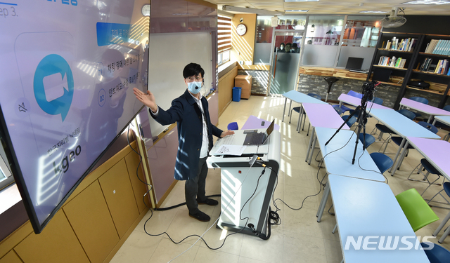 [수원=뉴시스] 김종택 기자 = 31일 오전 경기 수원시 권선구 고색고등학교에서 교사가 온라인 시범수업을 진행하고 있다.이날 정세균 국무총리는 신종 코로나바이러스 감염증(코로나19) 확산에 따른 개학 일정과 관련해 '혼란을 줄이기 위해 준비상황과 아이들의 수용도를 고려해 다음 주 중반인 4월9일부터 순차적으로 개학하는 것이 합리적이라고 판단했다'고 말했다. 2020.03.31.semail3778@naver.com
