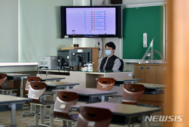 [대구=뉴시스] 이무열 기자 = 대구 수성구 동일초등학교는 원격수업을 준비하고 있다.  2020.03.31. lmy@newsis.com