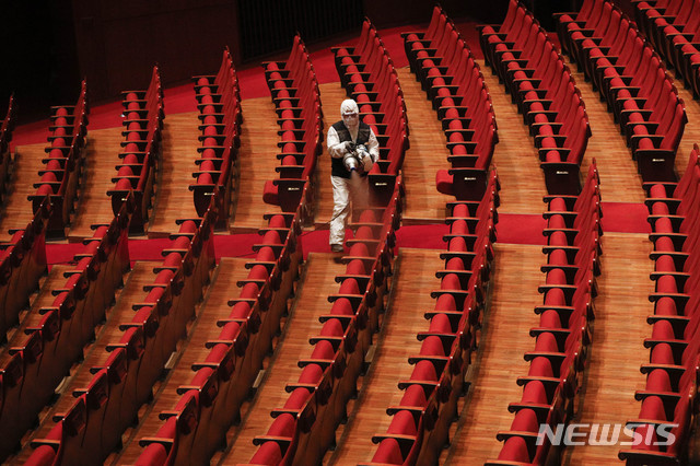 [서울=뉴시스] 박민석 기자 = 세종문화회관 방역 관계자들이 31일 서울 종로구 세종문화회관 대극장에서 신종 코로나바이러스 감염증(코로나19) 예방을 위해 방역 작업을 하고 있다. 2020.03.31. mspark@newsis.com