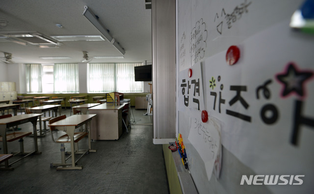 [대구=뉴시스] 이무열 기자 = 신종 코로나바이러스 감염증(코로나19) 여파로 개학이 연기된 31일 오후 대구 수성구 한 고등학교 3학년 교실이 텅 비어있다. 교육부는 수시 모집 일정과 수능일 연기를 검토 중이다. 2020.03.31.&nbsp;&nbsp; lmy@newsis.com