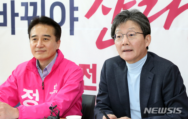 [인천=뉴시스] 이종철 기자 = 유승민 미래통합당 의원(오른쪽)이 31일 오후 인천시 연수구 미래통합당 연수구 갑&nbsp; 정승연 국회의원 후보 선거사무소를 찾아 인사말을 하고 있다. 2020.03.31.&nbsp;&nbsp; jc4321@newsis.com