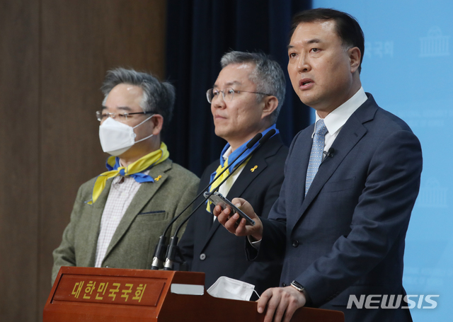 [서울=뉴시스] 대한변호사협회(변협)가 한동훈 국민의힘 대표의 명예를 훼손한 혐의로 항소심에서도 벌금형을 선고받은 황희석(57) 전 열린민주당 최고위원을 징계위원회에 회부했다. 사진은 황 전 최고위원이 지난 2020년 서울 여의도 국회 소통관에서 열린민주당 공약 2호 검찰개혁 관련 발표를 하고 있는 모습. 2020.03.31.