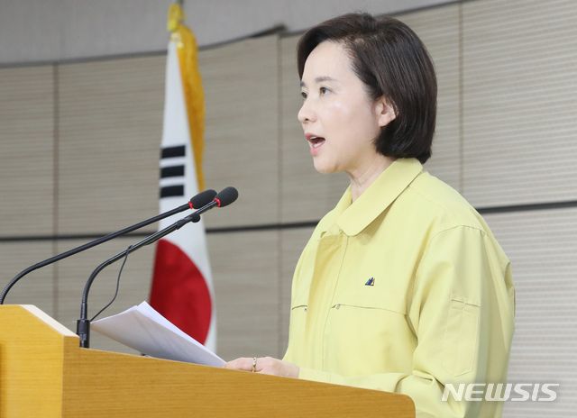 [세종=뉴시스]강종민 기자 = 유은혜 부총리 겸 교육부 장관이 31일 오후 정부세종청사에서 2020학년도 신학기 온라인 개학 시기와 2021학년도 수학능력시험 시행 기본계획을 발표하고 있다. 유 부총리는 다음달 9일 이후 중·고 3학년부터 순차적으로 학사일정을 시작하고, 수능 시행일 등 2021학년도 대학 입시 일정도 조정한다고 설명했다. 2020.03.31.  ppkjm@newsis.com