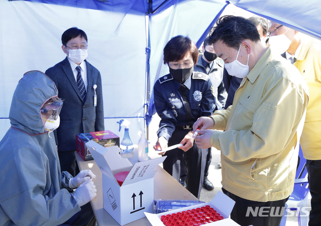 [서울=뉴시스]김오수(오른쪽) 법무부 차관이 31일 경기도 화성 화성직업훈련교도소 선별진료소에서 코로나19 진단키트를 살펴보고 있다. (사진=법무부 제공)  2020.03.31. photo@newsis.com