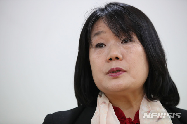 [서울=뉴시스] 김진아 기자 = 윤미향 더불어시민당 비례대표 후보가 31일 서울 여의도 더불어시민당 당사에서 뉴시스와 인터뷰를 하고 있다. 2020.03.31.&nbsp; bluesoda@newsis.com