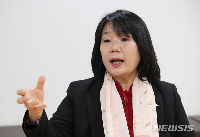 [서울=뉴시스] 김진아 기자 = 윤미향 더불어시민당 비례대표 후보가 31일 서울 여의도 더불어시민당 당사에서 뉴시스와 인터뷰를 하고 있다. 2020.03.31.&nbsp; bluesoda@newsis.com