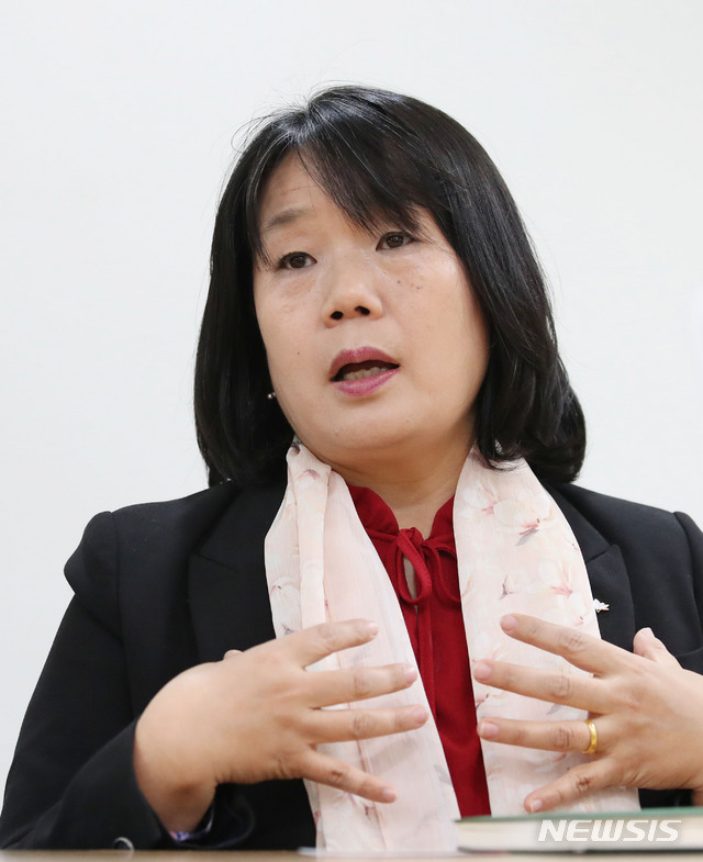 [서울=뉴시스] 김진아 기자 = 윤미향 더불어시민당 비례대표 후보가 31일 서울 여의도 더불어시민당 당사에서 뉴시스와 인터뷰를 하고 있다. 2020.03.31.&nbsp; bluesoda@newsis.com