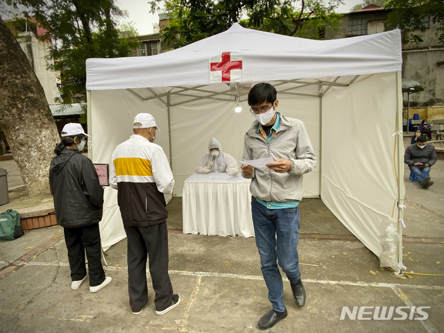 [하노이=AP/뉴시스]지난 3월31일 베트남 하노이에서 신종 코로나바이러스 감염증(코로나19) 검사가 이뤄지는 모습. 2020.07.25.