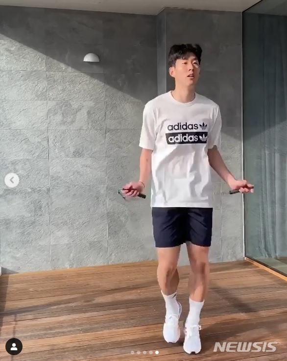[서울=뉴시스] 자가 격리 중인 손흥민이 SNS에 재활하는 모습을 공개했다. (캡처 = 손흥민 인스타그램)