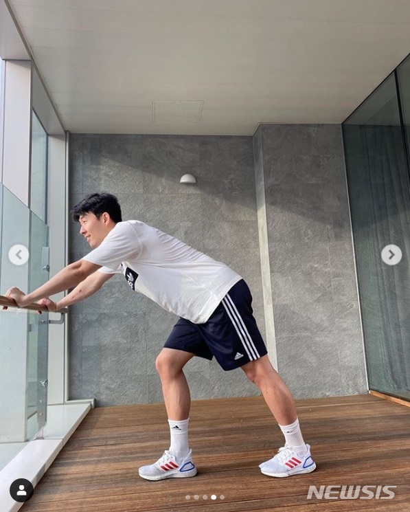 [서울=뉴시스] 자가 격리 중인 손흥민이 SNS에 재활하는 모습을 공개했다. (캡처 = 손흥민 인스타그램)