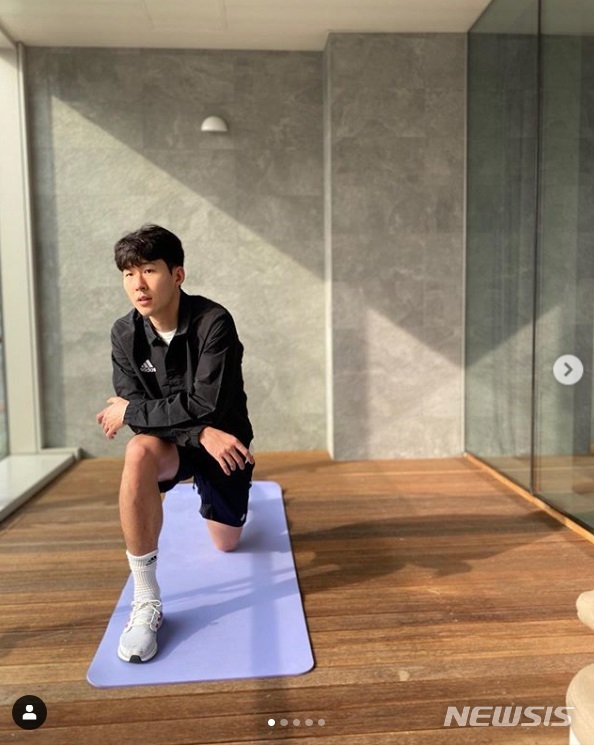 [서울=뉴시스] 자가 격리 중인 손흥민이 SNS에 재활하는 모습을 공개했다. (캡처 = 손흥민 인스타그램)