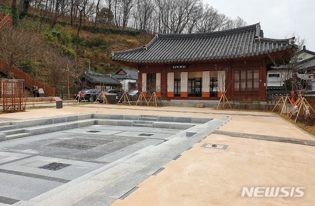 [전주=뉴시스]윤난슬 기자 = 전북 전주 한옥마을 전통정원의 핵심 공간인 '다목적관'이 대청마루를 형상화한 전통가옥 형태로 재탄생했다.(사진=한국전통문화전당 제공)