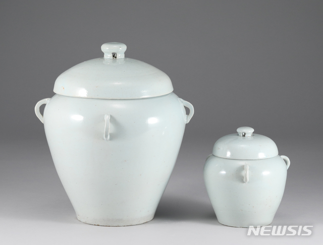 [서울=뉴시스] 백자유개사이호 (白瓷有蓋四耳壺(外壺,內壺) 조선전기, 30.5cm. 사진=다보성갤러리 제공 2020.4.01. photo@newsis.com 