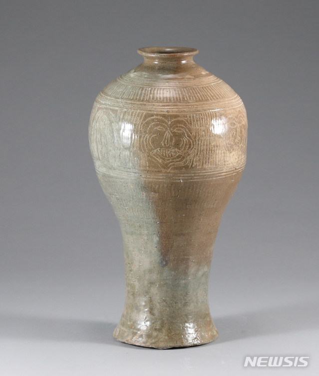 [서울=뉴시스] '분청자상감인면문매병(粉靑瓷象嵌人面紋梅甁). 사진=다보성갤러리 제공. 2020.4.01. photo@newsis.com