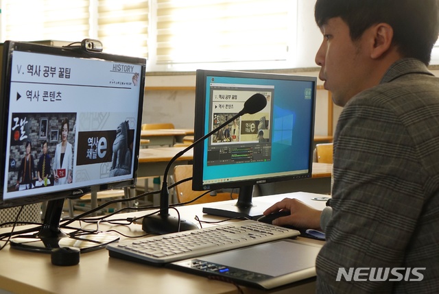 [제주=뉴시스]배상철 기자 = 제주중앙여자고등학교 고동민 교사가 1일 오전 제주중앙여고 빈 교실에서 온라인 시범수업를 하고 있다. 2020.04.01. bsc@newsis.com